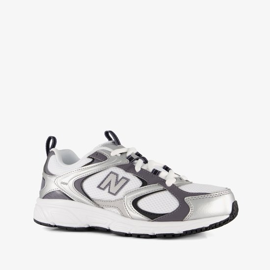 Witte sneaker met zilverkleurige en grijze accenten. Zilverkleurige "N" op de zijkant. "408" op de zijkant.