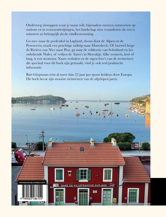 Rode treinwagon bij het station van Villefranche-sur-Mer met boten in de haven op de achtergrond.