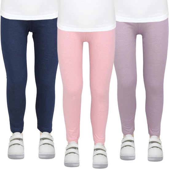 Set van drie leggings in marineblauw, roze en lila, gedragen met witte sneakers.