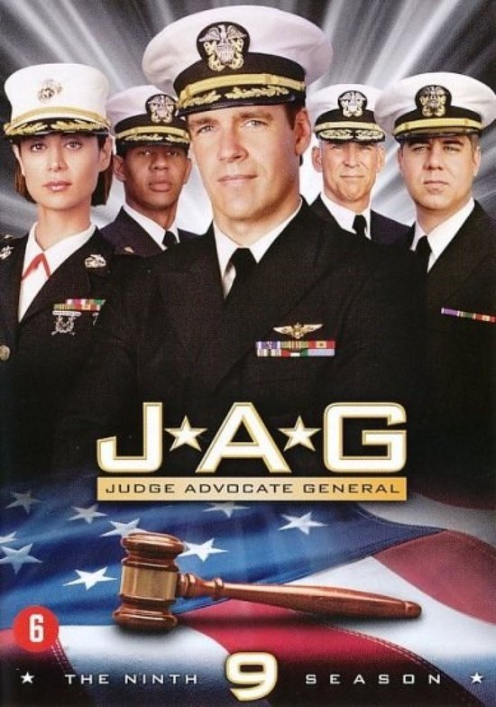 De cast van JAG, 'Judge Advocate General', seizoen 9, met marineofficieren en een rechterhamer op een Amerikaanse vlag.