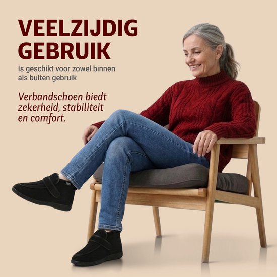 Vrouw zit op stoel, zwarte schoenen met klittenband, jeans, gebreide trui.