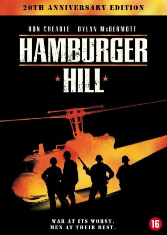 De cover van Hamburger Hill toont vier silhouetten van soldaten voor een helikopter met oranje gloed. De titel is in witte letters met een oranje rand.