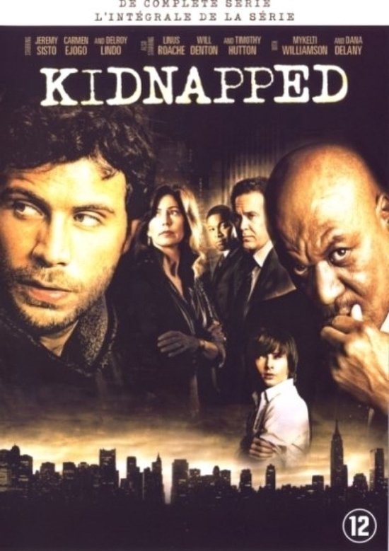 Filmcover van Kidnapped met close-ups van verschillende acteurs, een jongen, en een stad in de achtergrond.