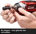 Handen die een zwarte adapter op de Einhell IMPAXXO 18/230 Li slagschroevendraaier bevestigen voor gebruik met schroefbits.