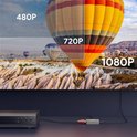 Une famille regarde une voiture de course sur un grand écran TV. L'adaptateur convertit 480P, 720P en 1080P.