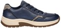 Blauwe leren sneaker met grijze accenten en bruine zool.