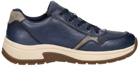 Blauwe leren sneaker met grijze accenten en bruine zool.