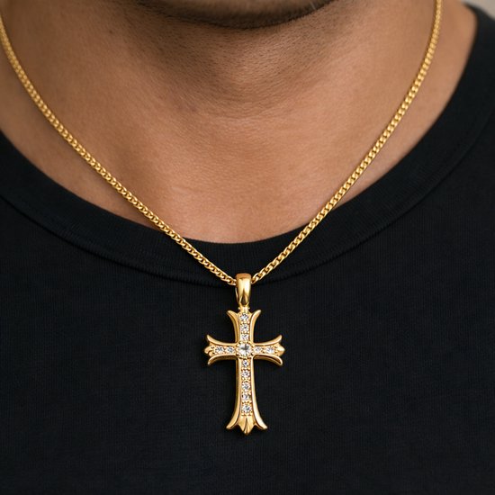 Gouden kruisketting met zirkonia stenen, gedragen door een man met zwart shirt.