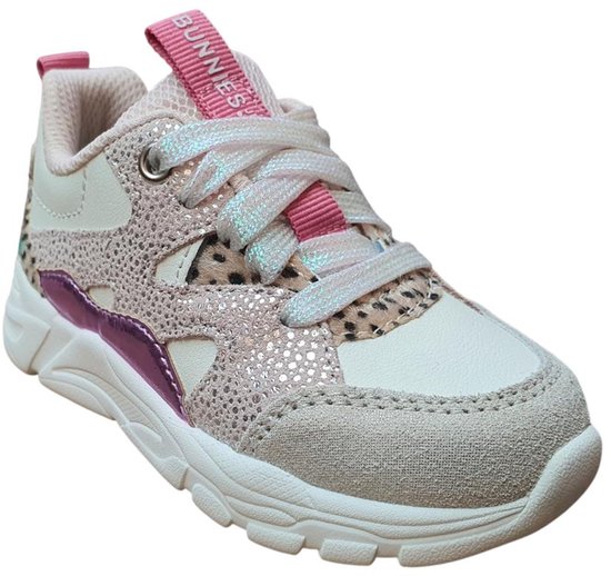 Roze sneaker met glitter, leopard print en paarse accenten. Witte zool en veters.