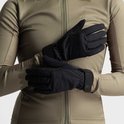 Een model draagt zwarte Rogelli winter fietshandschoenen met antislip grip.