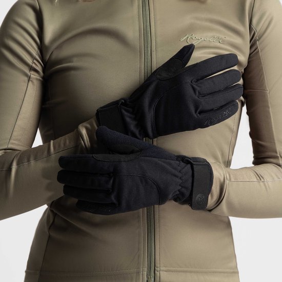 Een model draagt zwarte Rogelli winter fietshandschoenen met antislip grip.