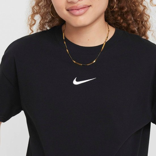 Close-up van een zwart Nike T-shirt met klein wit logo op de borst.