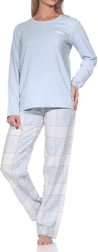 Femme portant un ensemble de pyjama bleu clair avec un pantalon écossais et une poche poitrine.