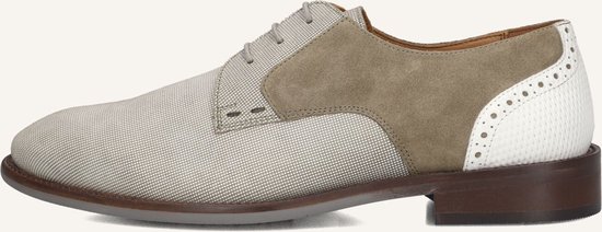 Zij-aanzicht van beige suède en canvas veterschoenen met witte accenten.
