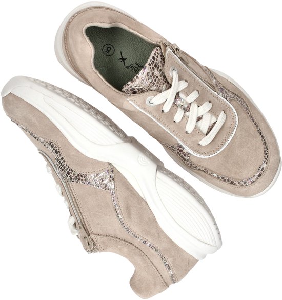 Lichtbruine suède sneakers met witte veters, ritssluiting, zilverkleurige reptielenprint en witte zool, van bovenaf.