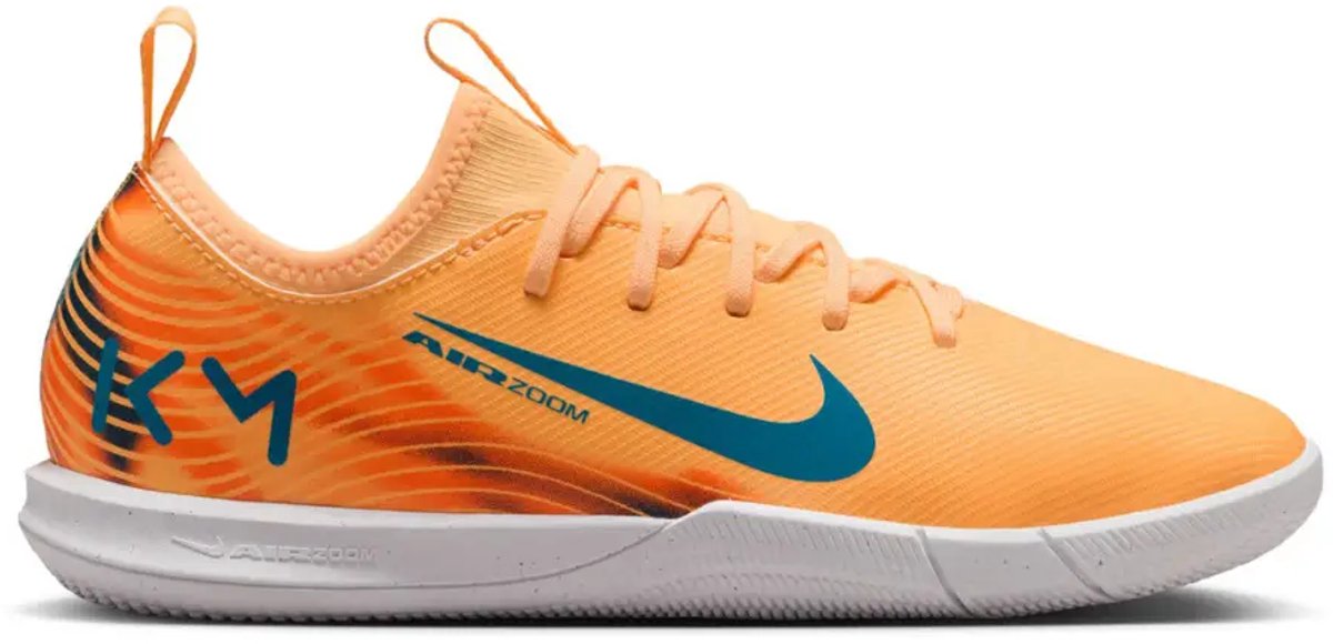 Nike jr. Mercurial Vapor 16 Academy Kylian Mbappé voetbalschoenen in oranje met blauwe details en Air Zoom unit.