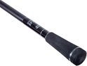 Zwarte hengel met zwarte grip en zilveren details. Tekst: 'QUEST SP', '2.40M', '40-80G'.