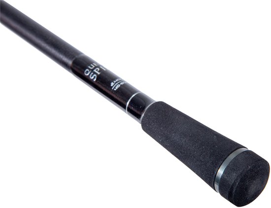 Zwarte hengel met zwarte grip en zilveren details. Tekst: 'QUEST SP', '2.40M', '40-80G'.