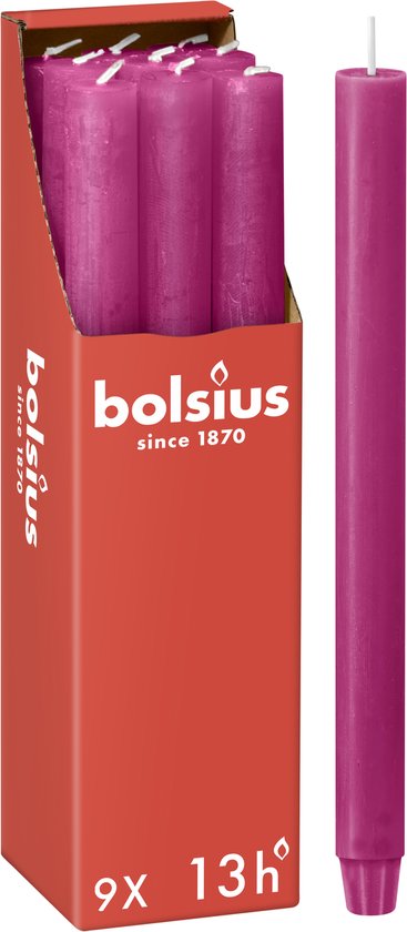 Een doos met fuchsia roze dinerkaarsen, met een losse kaars ernaast.