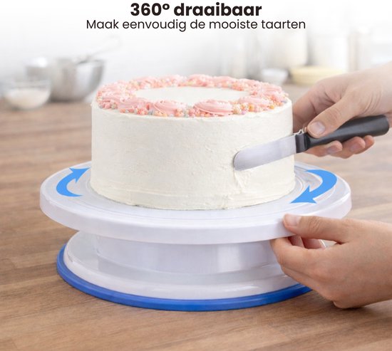 Een draaibaar taartplateau wordt gebruikt om een taart te decoreren met slagroom en sprinkles.