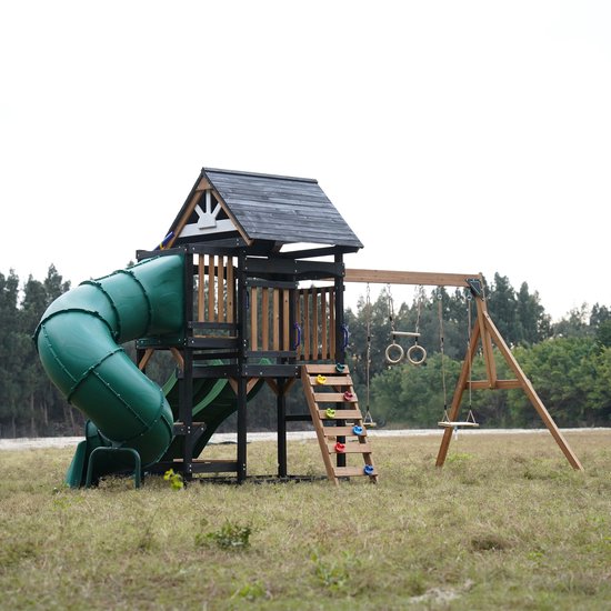 Groen speeltoestel met huisje, dubbele glijbaan, buisglijbaan en schommels.