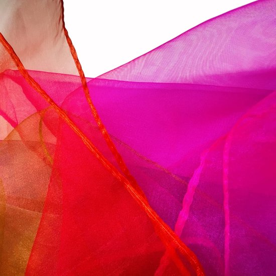 Drie transparante stoffen in rood, roze en oranje, met touwtjes.