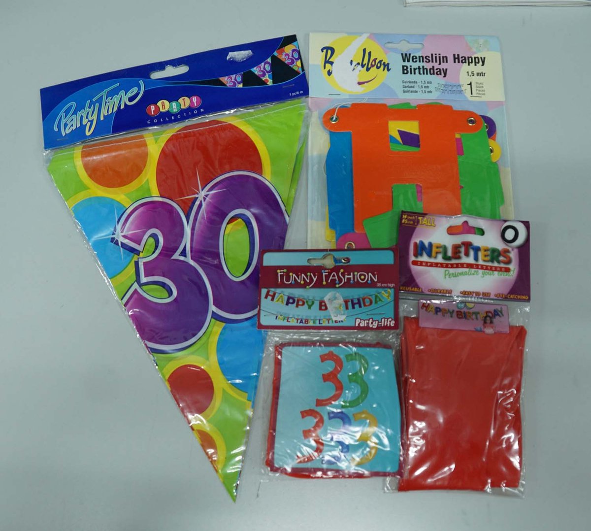 Verjaardag versierpakket 30 jaar met rood cijfer - slinger 30 - opblaasletter rood 30 - slinger Happy Brithday - slingers voor 30 jarige leeftijd - versiering voor 30 jarige bestaan - feest versiering voor 30 jarig verjaardag - versiering 30 jaar
