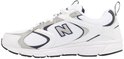 Zijaanzicht van de witte New Balance sneaker met zilverkleurige en marineblauwe accenten.