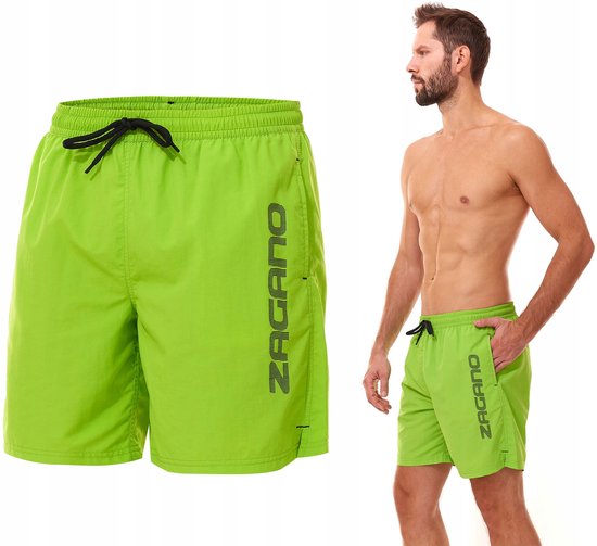 Homme portant un short de bain vert clair avec inscription noire 'ZAGANO' sur le côté.
