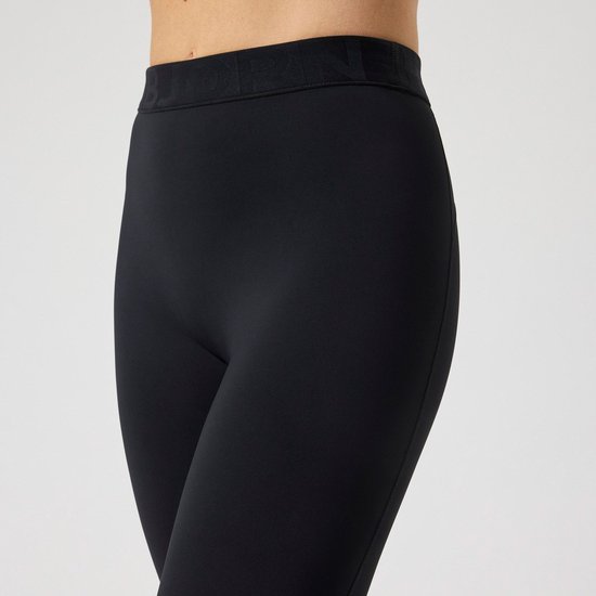 Detail van de zwarte sportlegging van Björn Borg, met de zwarte tailleband.