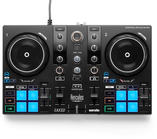 Zwarte DJ-controller met twee decks, draaitafels, verlichte knoppen, faders en verchroomde knoppen.