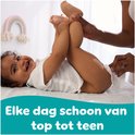 Een lachende baby wordt verschoond op een mat. Een hand gebruikt een Pampers babydoekje. "Elke dag schoon van top tot teen" staat in beeld.