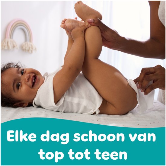 Een lachende baby wordt verschoond op een mat. Een hand gebruikt een Pampers babydoekje. "Elke dag schoon van top tot teen" staat in beeld.