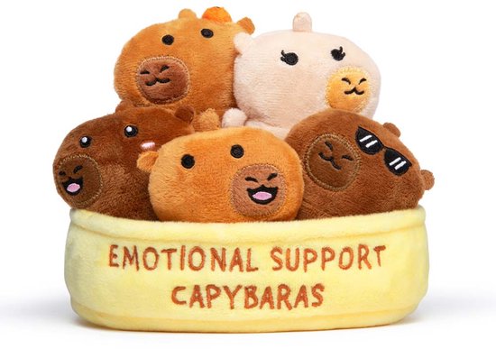 Vijf capybara knuffels in een gele mand met de tekst 'EMOTIONAL SUPPORT CAPYBARAS'.