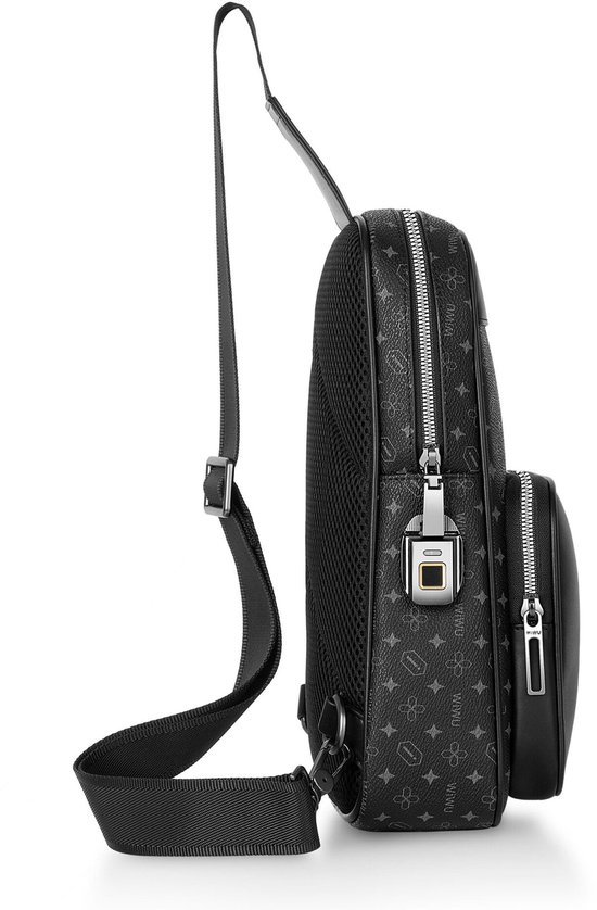 Zij-aanzicht van zwarte crossbody tas met logo-print, verstelbare band en vingerafdrukslot.