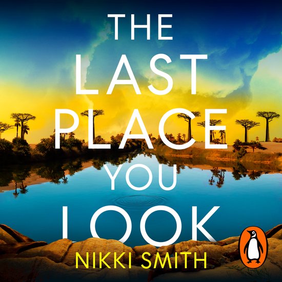 Boekcover van 'The Last Place You Look' door Nikki Smith. Een savannelandschap met baobabbomen en water.