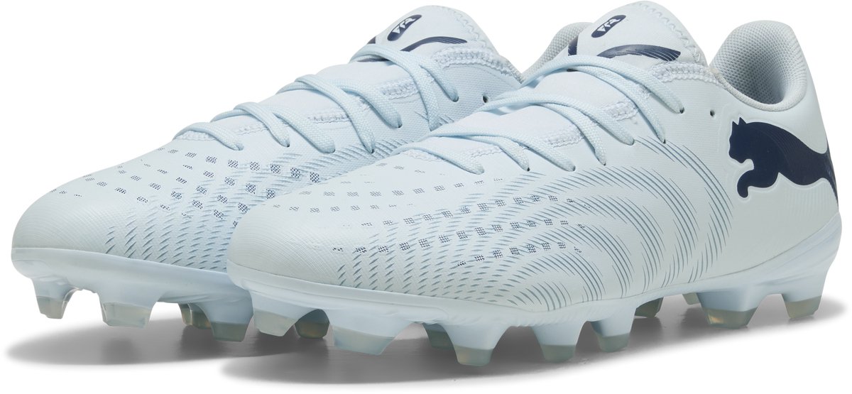 Lichte PUMA FUTURE 9 PLAY FG/AG voetbalschoenen in Icy Blue met elastische instap en gerichte noppen.