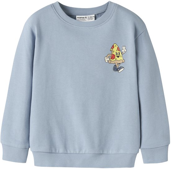 Lichtblauwe sweater met op de borst een print van een pizzapunt die danst.