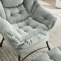 Close-up van een lichtgroene corduroy loungestoel met gedetailleerde knopen en zachte textuur.
