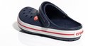 Crocs Crocband bleu marine avec bordure de semelle blanche et rayure rouge. Logo 'crocs' sur le côté.