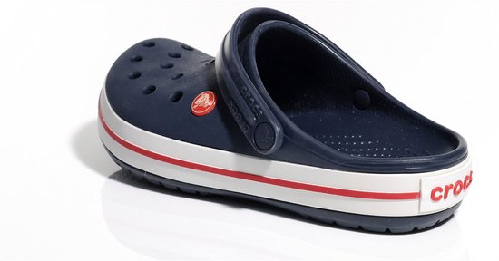Crocs Crocband bleu marine avec bordure de semelle blanche et rayure rouge. Logo 'crocs' sur le côté.