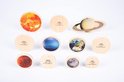 Zonnestelsel schijven van hout met tekst, met de zon, Jupiter, Saturnus, Uranus, Neptunus, Aarde, Venus, Mars, Maan, Mercurius en Pluto.