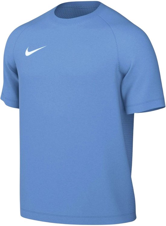 Lichtblauwe Nike sportshirt met korte mouwen en witte swoosh. De achterkant is geperforeerd.