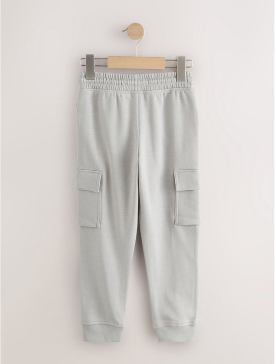 Lichtgrijze joggingbroek met cargo zakken en elastische tailleband en zoom.