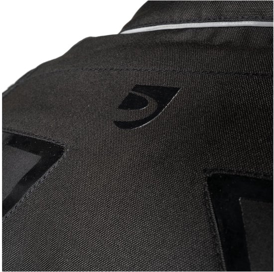 Detail van de achterkant van een zwarte motorjas met een glimmend 'DXR'-logo en reflecterende bies.