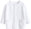 Wit babyvestje met ronde hals, knoopsluiting en opgestikte zakken.