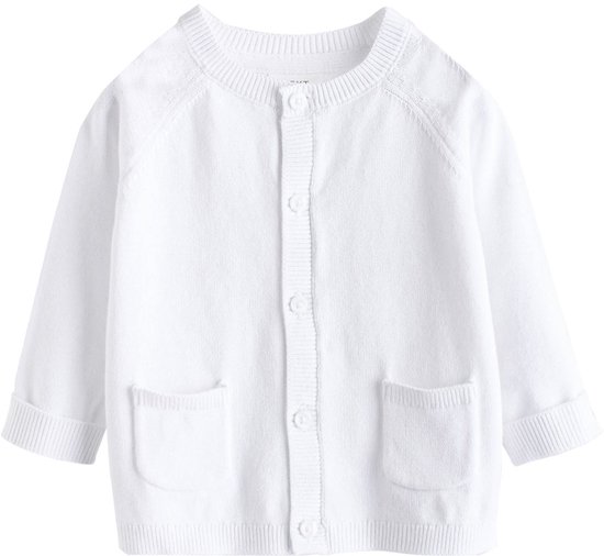 Wit babyvestje met ronde hals, knoopsluiting en opgestikte zakken.