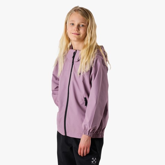 Meisje met blond haar draagt een lichtpaarse jas met zwarte rits en capuchon. Zwarte broek met reflecterende streep.