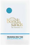 Verpakking met een helderblauwe cirkel die de exfoliatiehandschoen voorstelt, beschreven als 'REUSABLE SELF TAN EXFOLIATING MITT'.