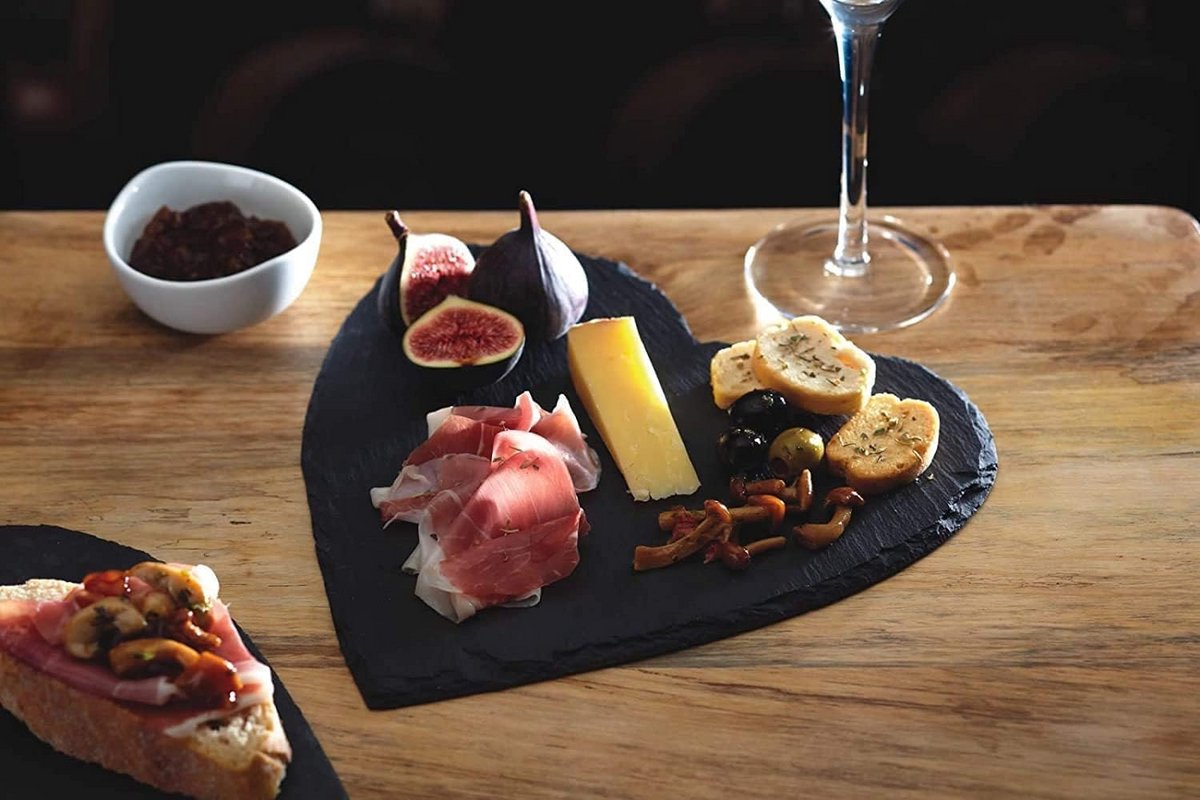 Hartvormig serveerplateau van natuursteen voor tapas en kaas